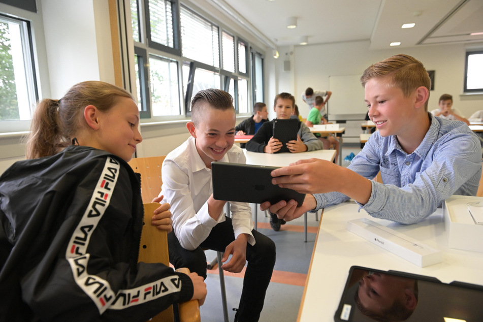 Das Chemnitzer Sportgymnasium hat die Stadt mit zwei Klassensätzen neuer Tablets ausgestattet. Die Schüler freuten sich.