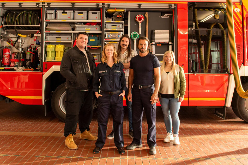 Ein Komparse (v.l.n.r.), Christine Eixenberger (38), Fabio Knez (32), Stephan Luca (50) und Marie Trappen (42) stehen am Set der ZDF-Heimatfilmreihe.