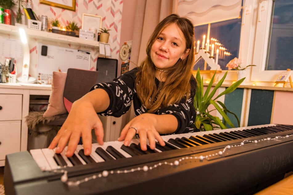 Ist die Schule geschafft, setzt sich Jolina (12) zu Hause in Schwarzkollm gern ans Klavier.