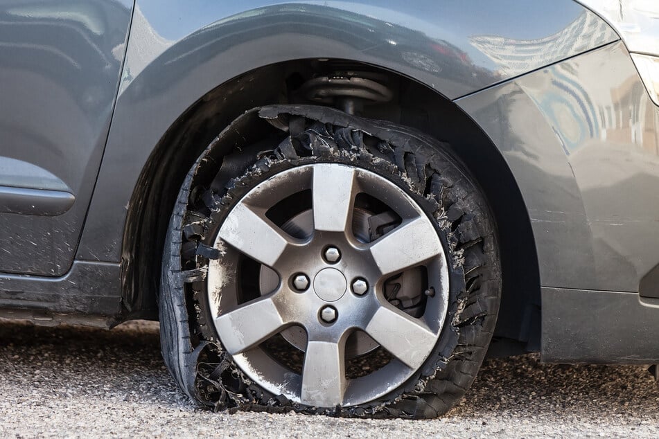 Der Unbekannte hatte den Autofahrer tatsächlich nur auf einen platten Reifen aufmerksam machen wollen. (Symbolfoto)