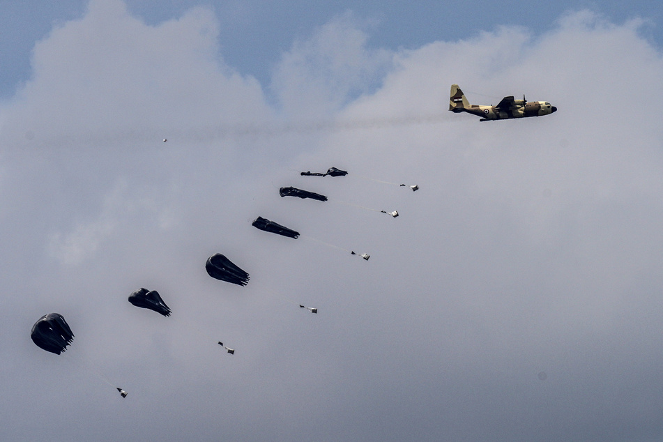 Ein US-Flugzeug vom Typ C-130 warf am Sonntag Hilfsgüter über dem nördlichen Gazastreifen ab.