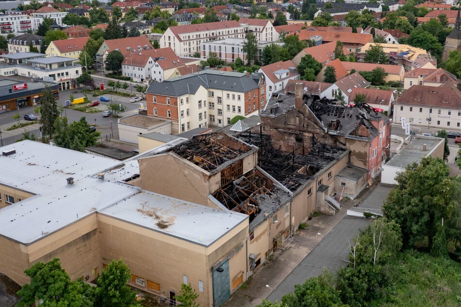 Aus der Luft sieht man, dass das Gebäude komplett ausbrannte.