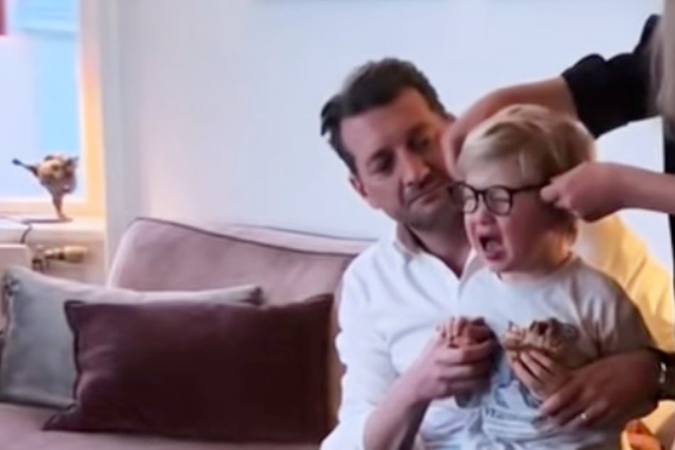 El niño llora desconsolado cuando le van a poner gafas: lo que ocurre después conmueve a muchos.