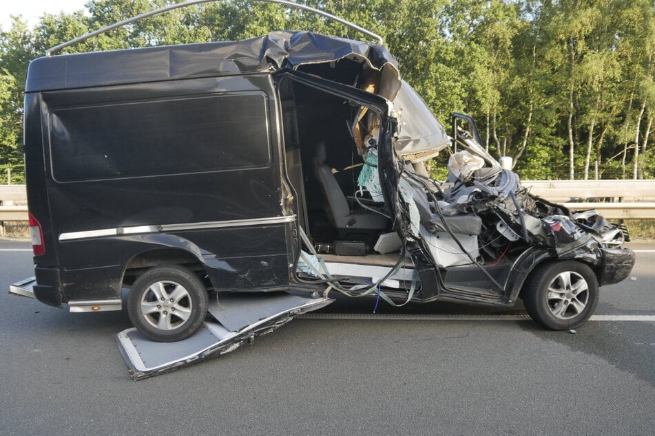 Der Mercedes-Transporter war in ein Lastwagen-Gespann gekracht.