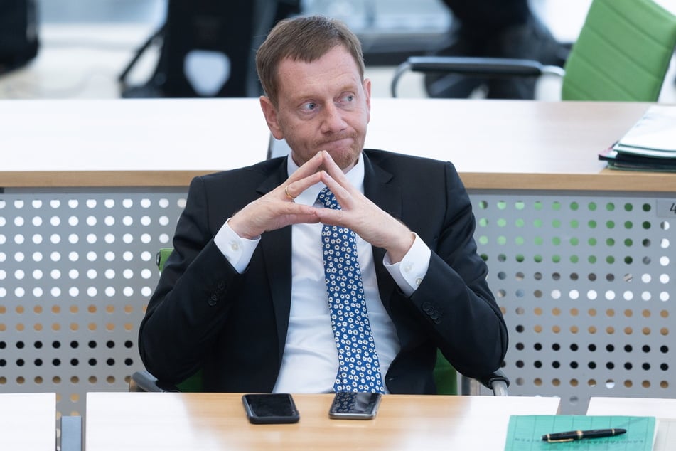 Regierungs-Chef Michael Kretschmer (46, CDU) erntet für seinen 2G-Vorstoß heftige Kritik von den eigenen Parteikollegen.