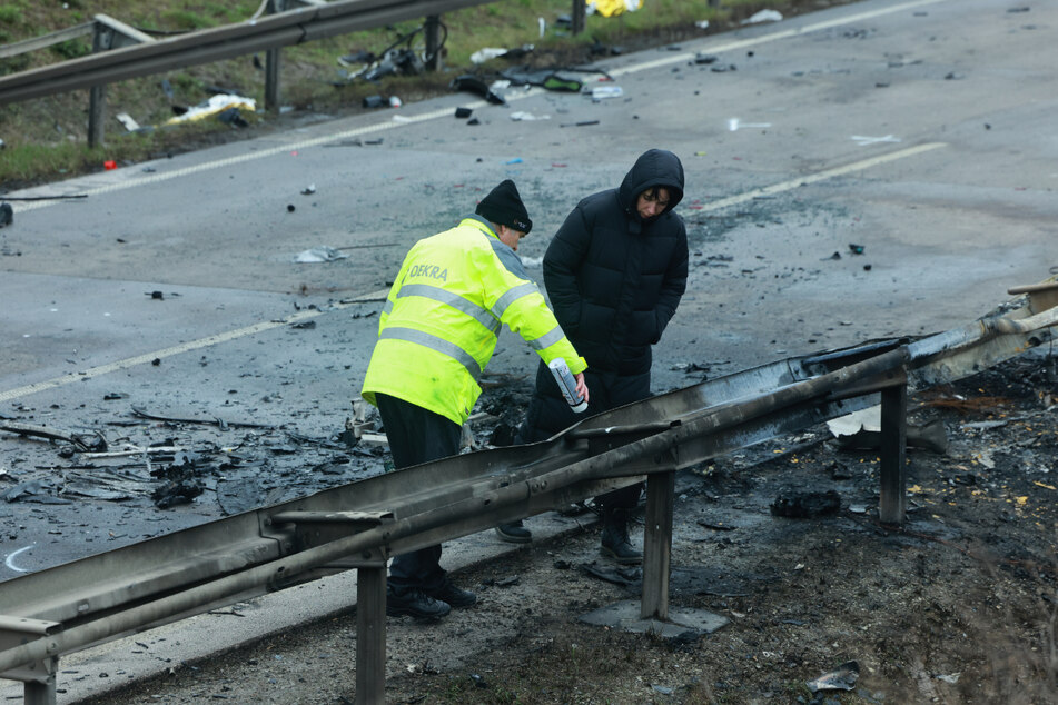 Polizei und Gutachter werten auf der gesperrten Bundesstraße B247 die Spuren des schweren Unfalls aus.