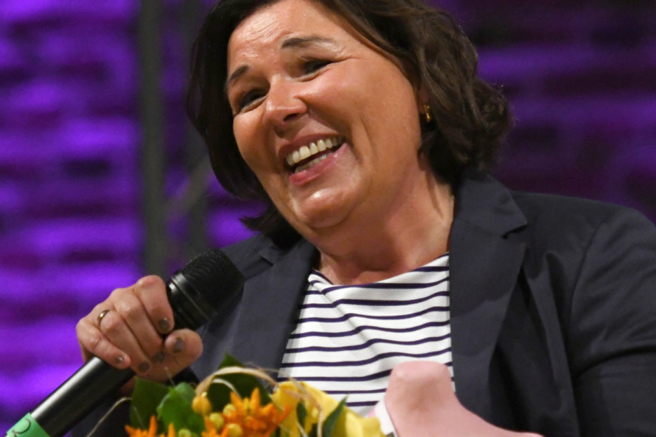 Vera Int-Veen (52) steht mit dem Fräulein Kurvig Award bei der Fräulein Kurvig Gala auf der Bühne. (Archivbild)