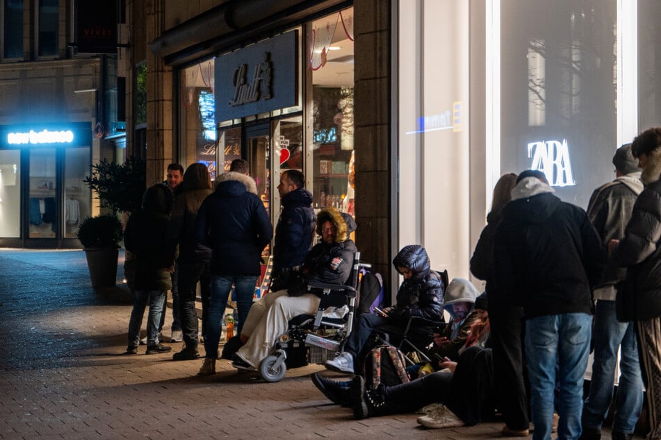 In Hamburg bildete sich vor dem Lindt-Store in der Nacht eine lange Schlange. Alle wollten die Dubai-Schokolade haben.