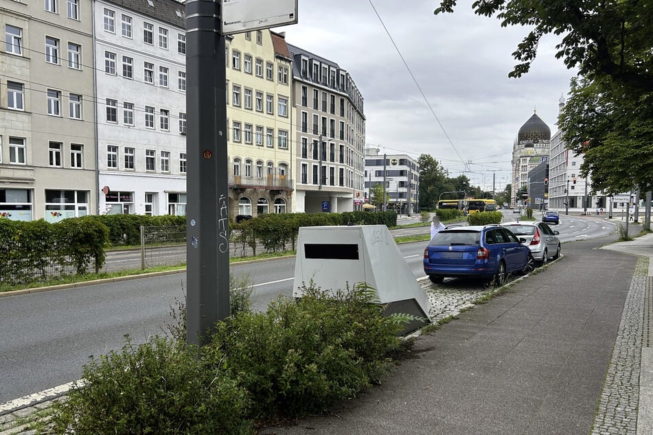Im Gegensatz zu seinem "Kollegen" auf der St. Petersburger Straße ist dieser Superblitzer gut getarnt.