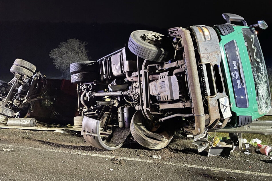 Auf der B41 bei Birkenfeld in Rheinland-Pfalz kam es in der Nacht zu Mittwoch zu einem schweren Lastwagen-Unfall.