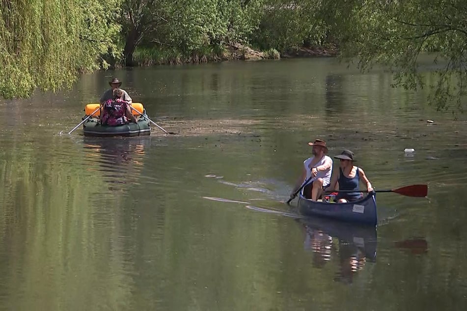 Endlich wieder Paddelwetter! Bei bis zu 28 Grad durchquerten einige Sportsfreunde den Karl-Heine-Kanal mit dem Boot.