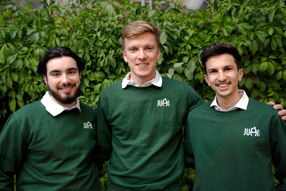 Burak Erkovan (v.l.), Jost Homrighausen und Ali Abderrahmane (26) haben das Start-up JUHI gegründet, das Senioren unterstützen soll.