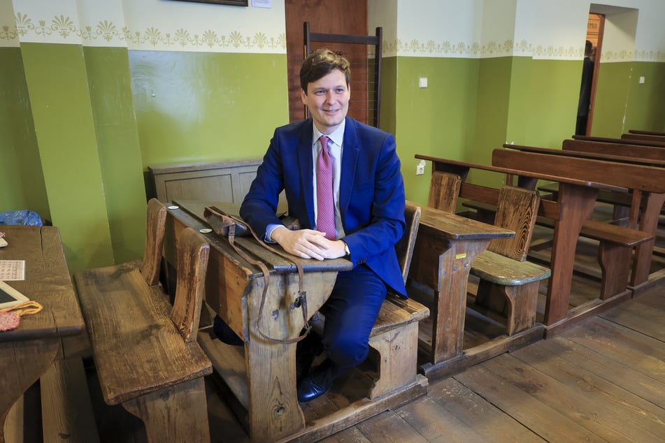 Sachsens Kultusminister Conrad Clemens (42, CDU) nahm zum feierlichen Jubiläum selbst noch einmal auf der Schulbank Platz.