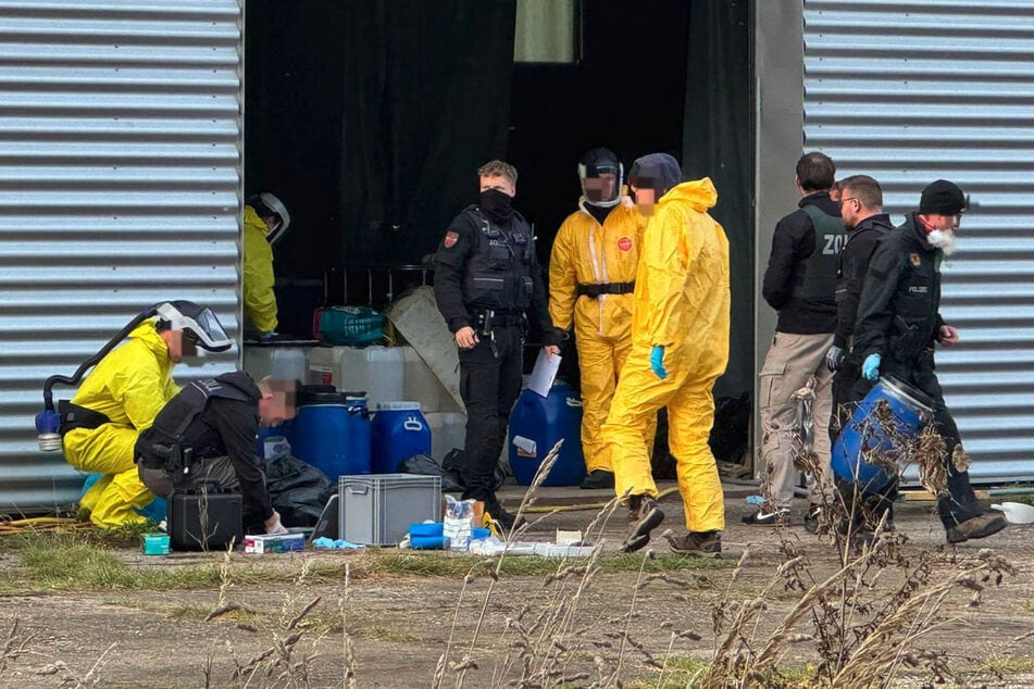 Neben fertigen Drogen stellten die Einsatzkräfte jede Menge Chemikalien sicher.