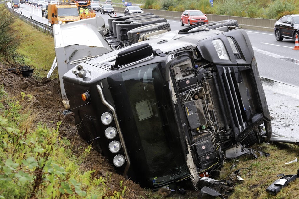 Unfall A7: Schwerer Unfall auf der A7: Laster kracht durch die Leitplanke