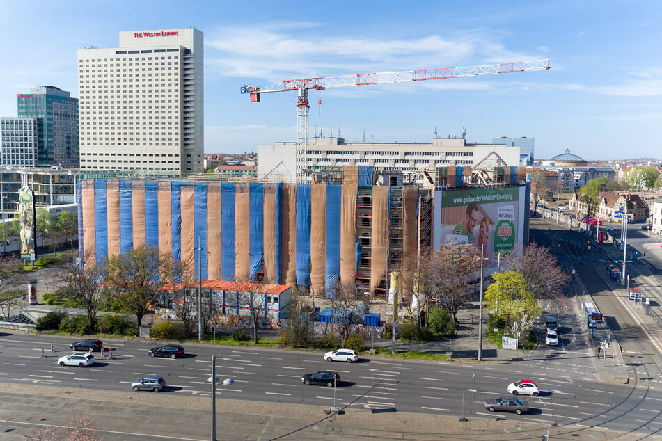 Das ehemalige Astoria-Hotel in Leipzig ist mit Bauplanen verhüllt. Eigentlich sollte die Neusanierung im vergangenen Jahr abgeschlossen werden.