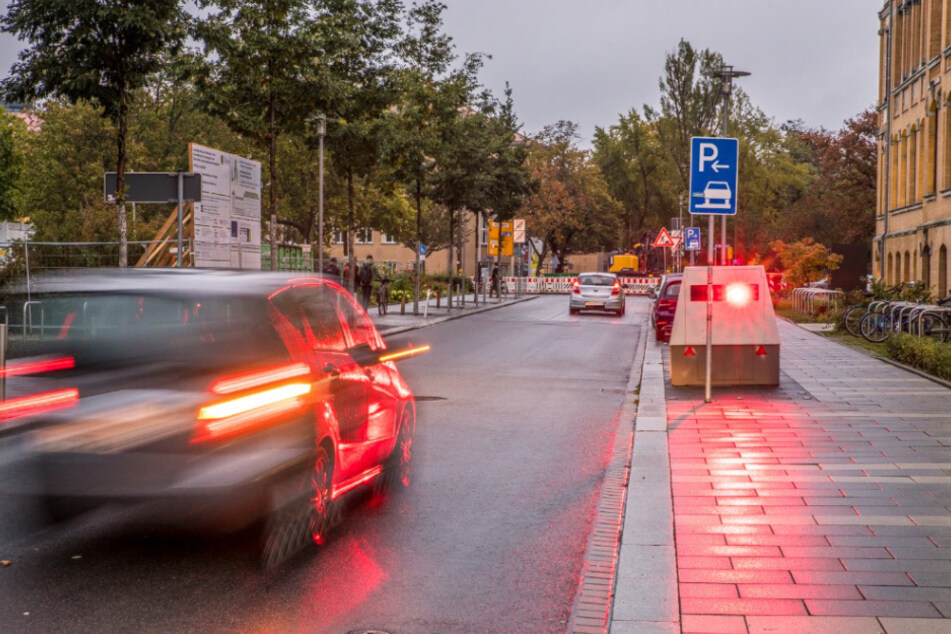 Hab dich! Einer von Leipzigs Super-Blitzern wurde nun in der Liebigstraße entdeckt. Gerade, als Fotograf Christian Grube den sogenannten "Enforcement Trailer" auf Bild festhalten wollte, löste er schon wieder aus.