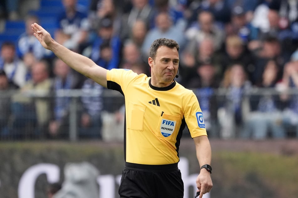Felix Zwayer soll heute auf dem Platz für Ordnung sorgen.