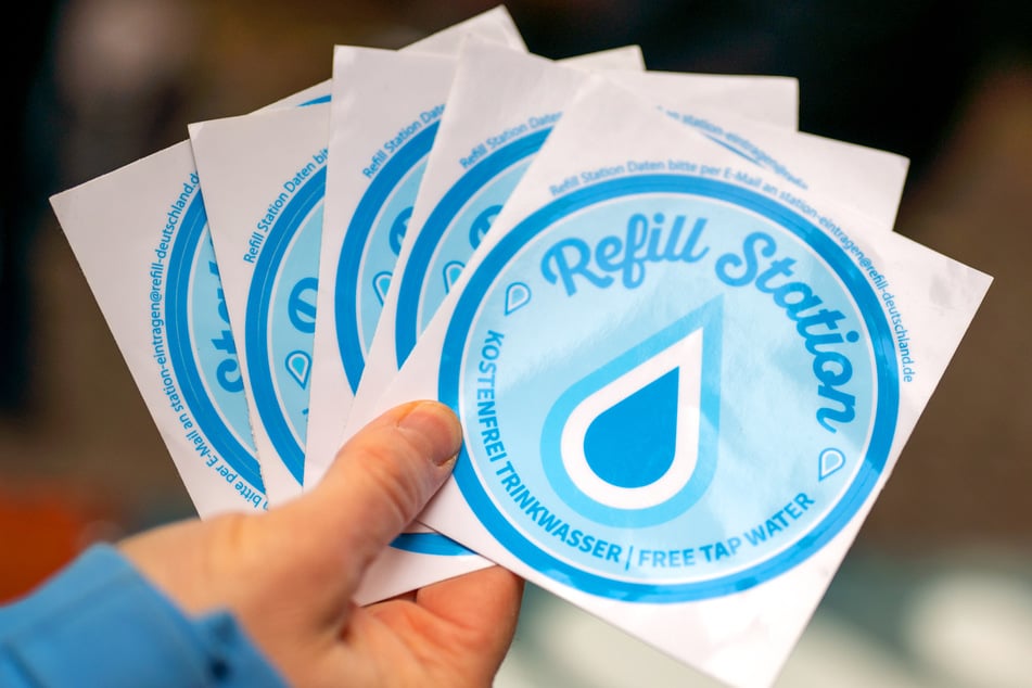 "Refill"-Aufkleber helfen zu erkennen, welche Läden kostenloses Trinkwasser anbieten. (Archivbild)