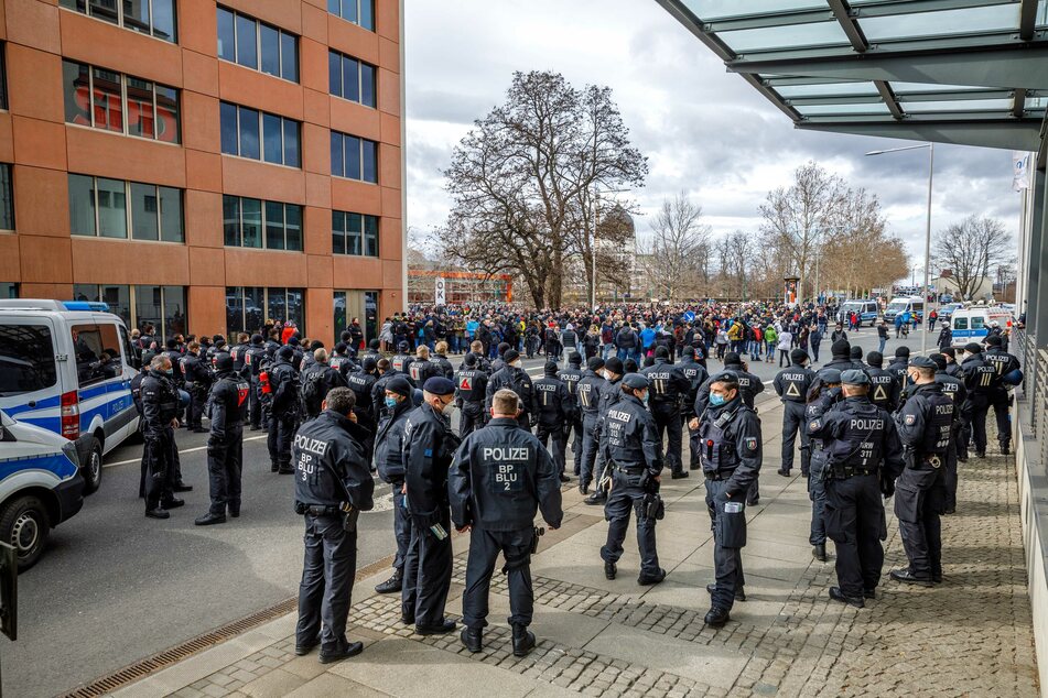 Am Samstag hatten Hunderte Demonstranten in Dresden gegen die Corona-Maßnahmen protestiert.