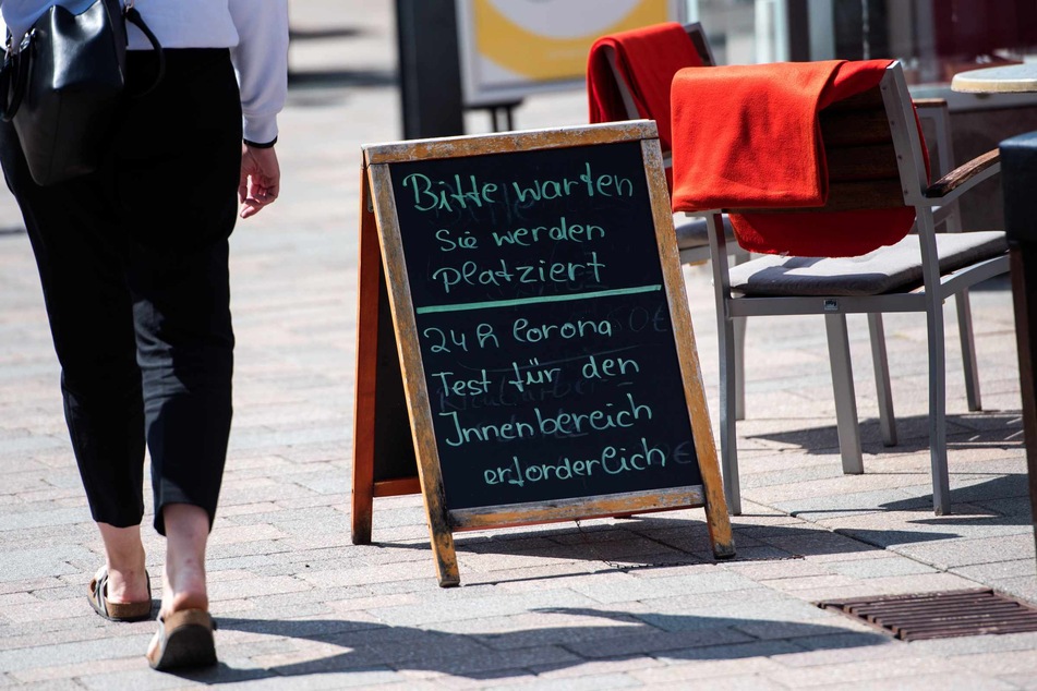 Die Testpflicht vor dem Besuch eines Restaurants im Innenbereich bleibt bestehen.