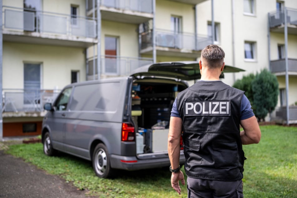 Polizisten sicherten den Tatort im Chemnitzer Lutherviertel ab.