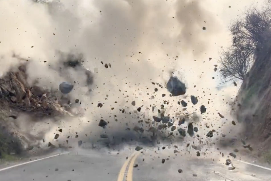 Eine Kamera filmte, wie die Felsbrocken explodierten.