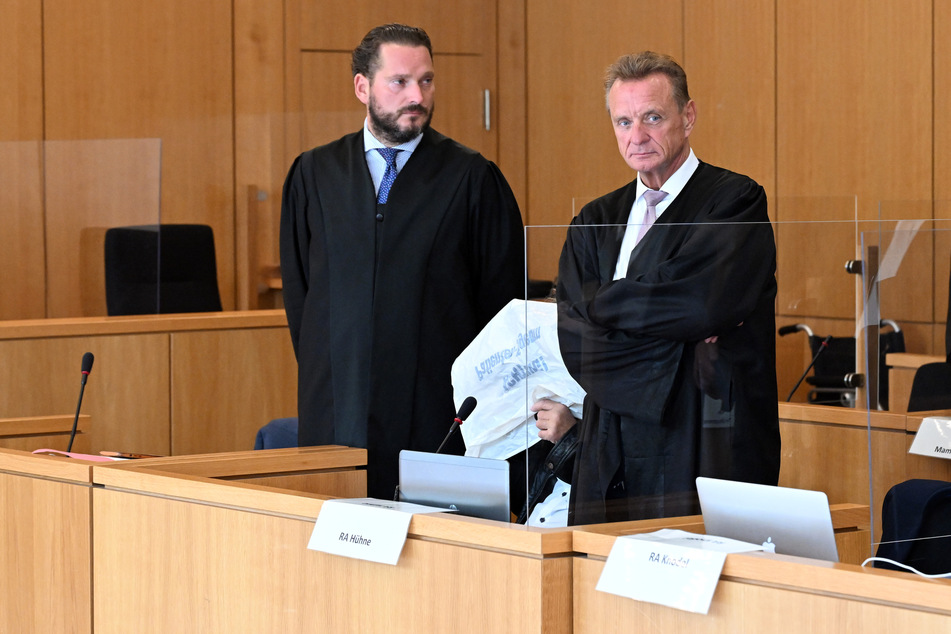 Der Jürgen Albers (60, M.) kam am ersten Prozesstag mit dem Rollstuhl ins Aachener Gericht. Er verbarg sein Gesicht hinter einer Tüte.