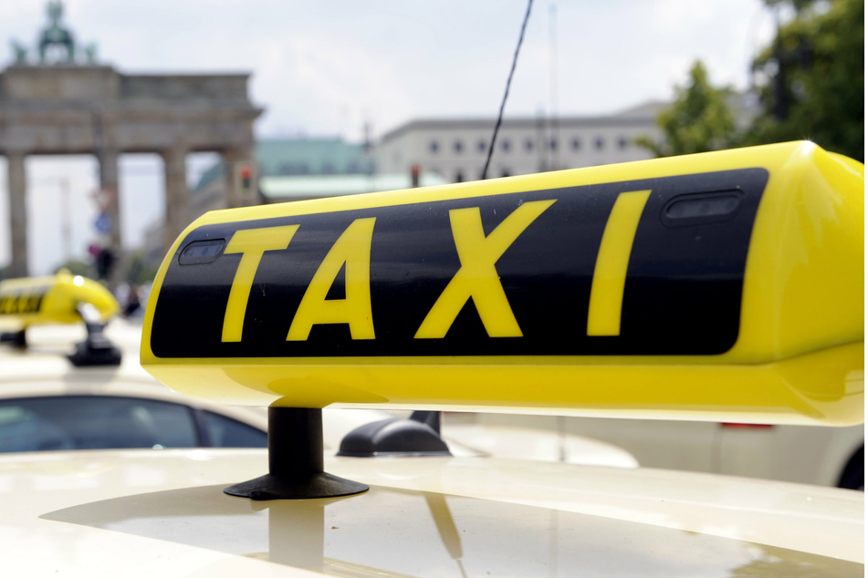 Suff-Fahrer baut mit Taxi Reihe von Unfällen, dann klicken die Handschellen