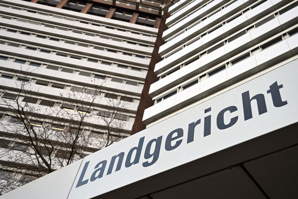 Nun muss sich der Angeklagte vor dem Kölner Landgericht für seine Taten verantworten.