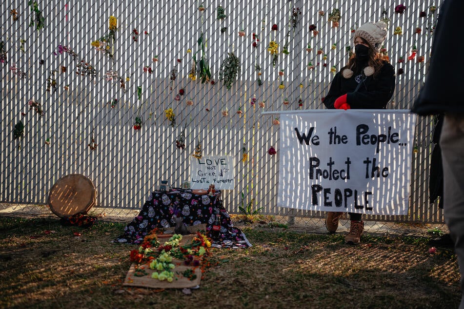 A federal judge again blocked an attempt by the Trump administration to stop lawmakers from visiting and observing immigration detention camps.