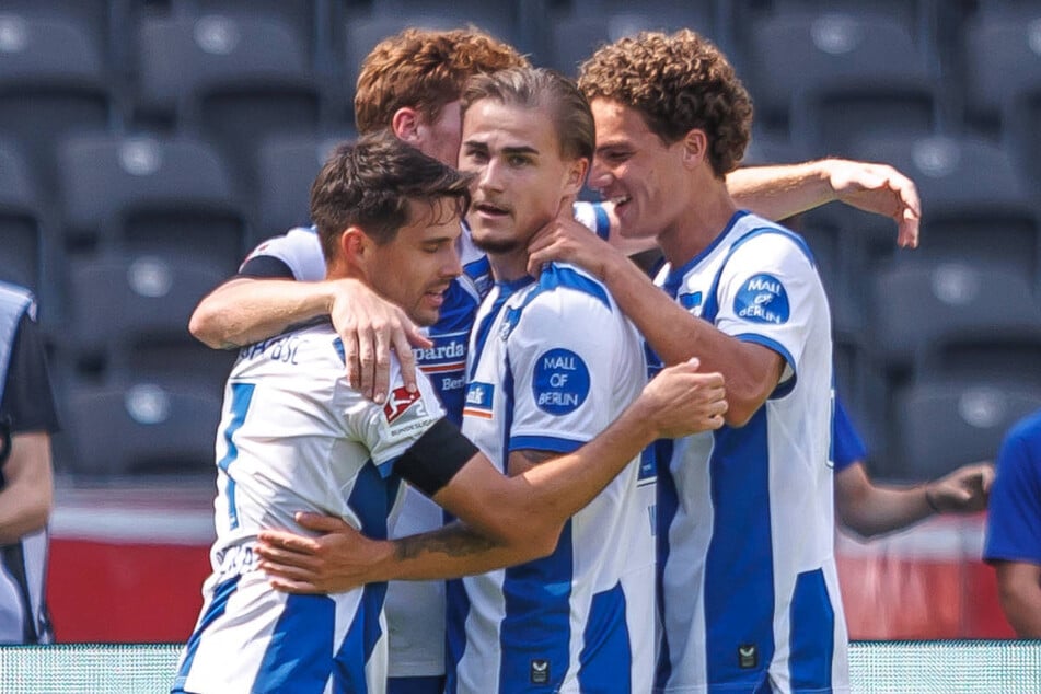 Marten Winkler (23, 2.v.r.) ist beim Heimsieg von Hertha BSC nicht nur für seinen Treffer zum 2:0 von seinen Mitspielern gefeiert worden.