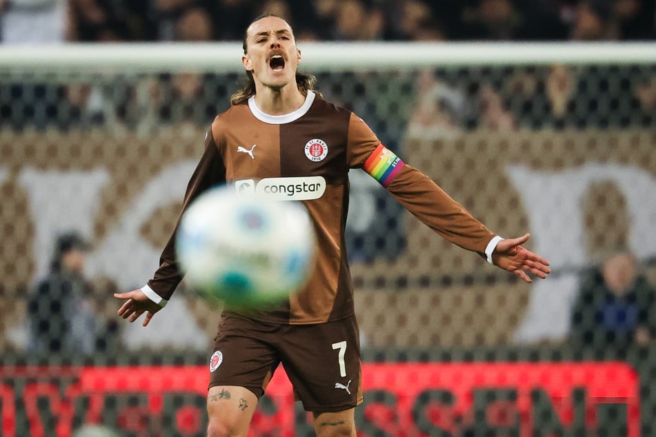 Kapitän Jackson Irvine (32) steht gegen Union Berlin erstmals nach seiner Verletzungspause von Anfang an auf dem Platz.