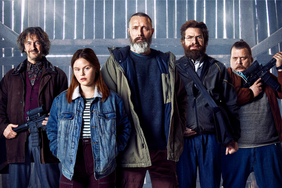 Die versammelten "Helden der Wahrscheinlichkeit" von l. nach r.: Lennart (Lars Brygmann, 64), Mathilde (Andrea Heick Gadeberg, 22), Markus (Mads Mikkelsen, 55), Otto (Nikolaj Lie Kaas, 48) und Emmenthaler (Thomas Bro, 49).