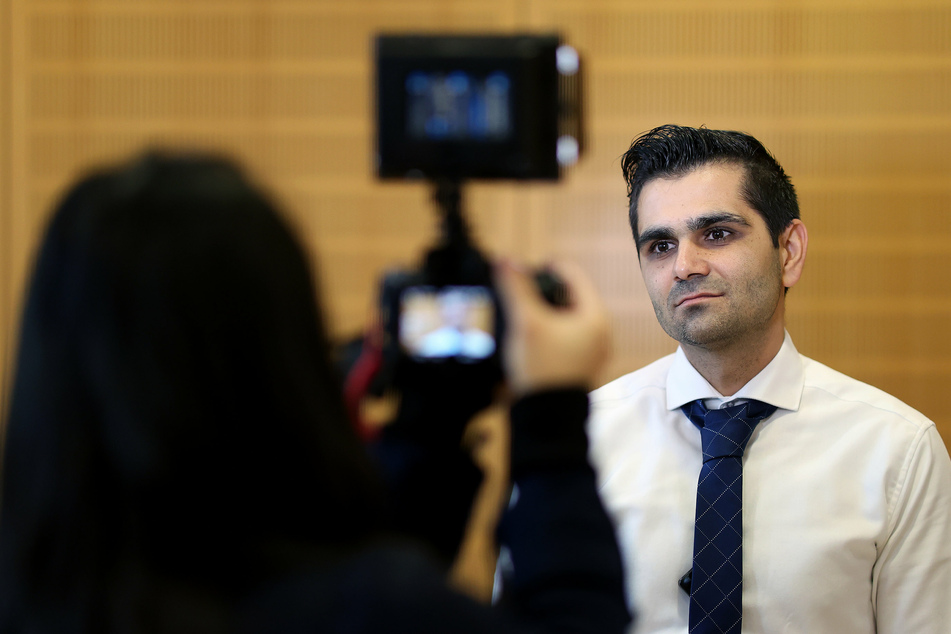 Erkan Görgülü, Nebenklageanwalt und Vertreter des Vaters von Kevin S., gibt während einer Verhandlungspause des 22. Prozesstages ein Interview.
