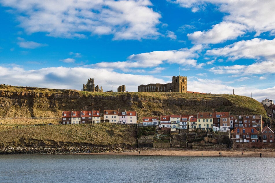 Die leblosen Rentner wurden unterhalb der Klippen nahe Whitby Abbey gefunden.