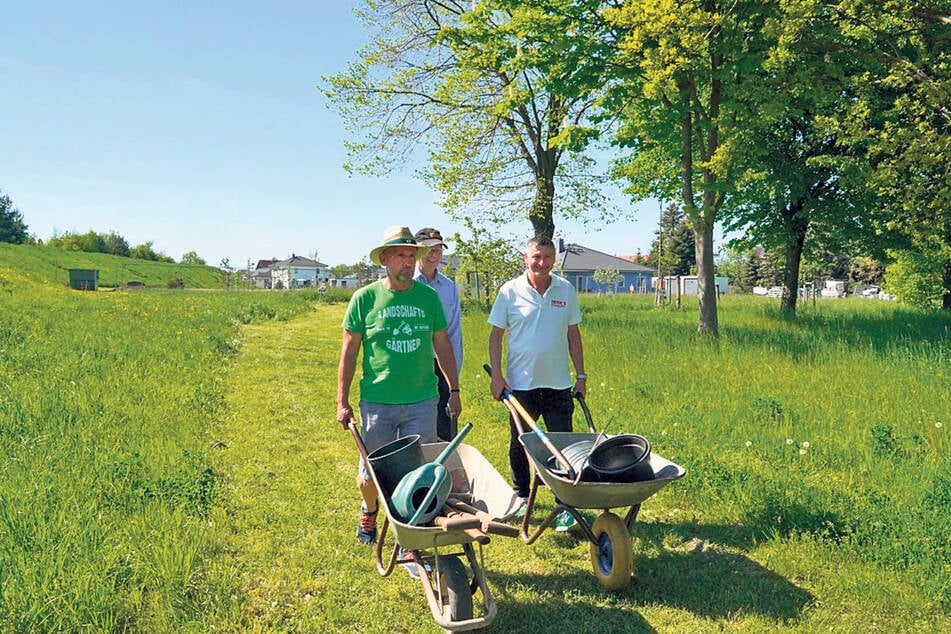 Auf geht's: Mit Schubkarren werden Gießkannen und Spaten zum Obstlehrpfad gefahren.
