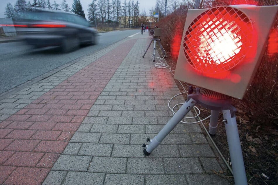 Die mobile Blitzer-Station registrierte bei zwei Temposündern eine deutlich überhöhte Geschwindigkeit. (Symbolbild)