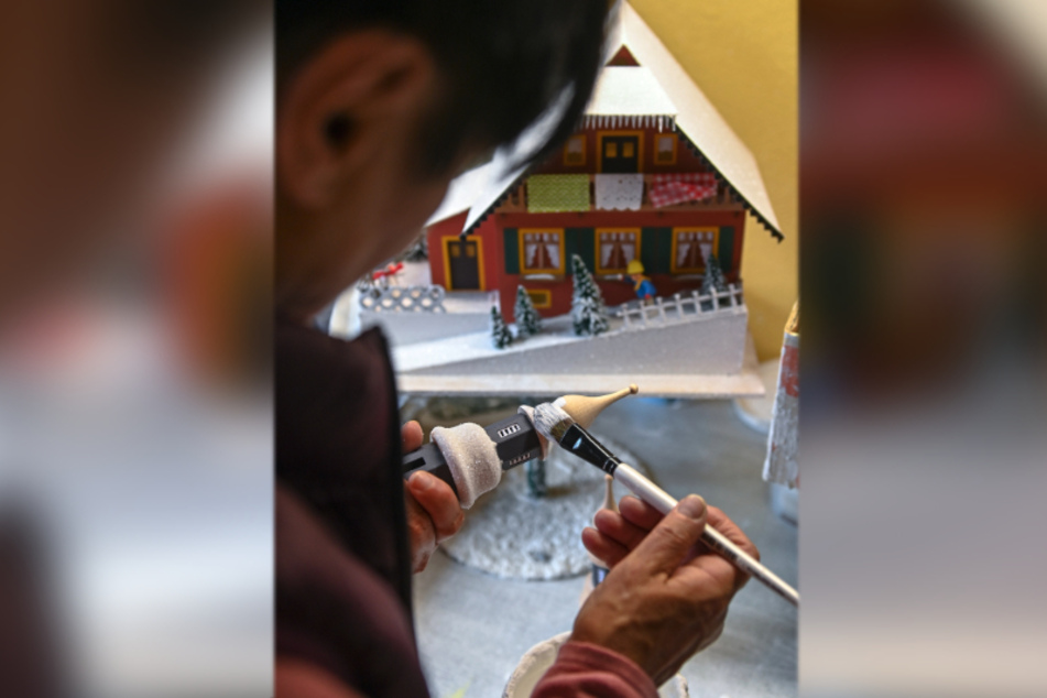 Wie vor über hundert Jahren: In Handarbeit entsteht der regionaltypische Weihnachtsschmuck.