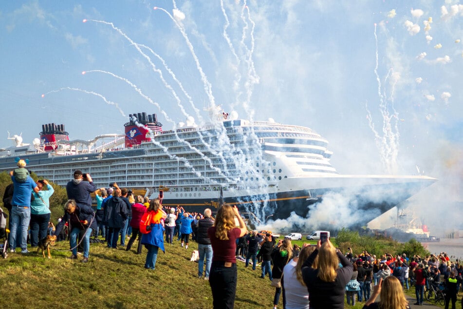 Mit einem Feuerwerk wurde das neue Kreuzfahrtschiff "Disney Treasure" in Papenburg verabschiedet.