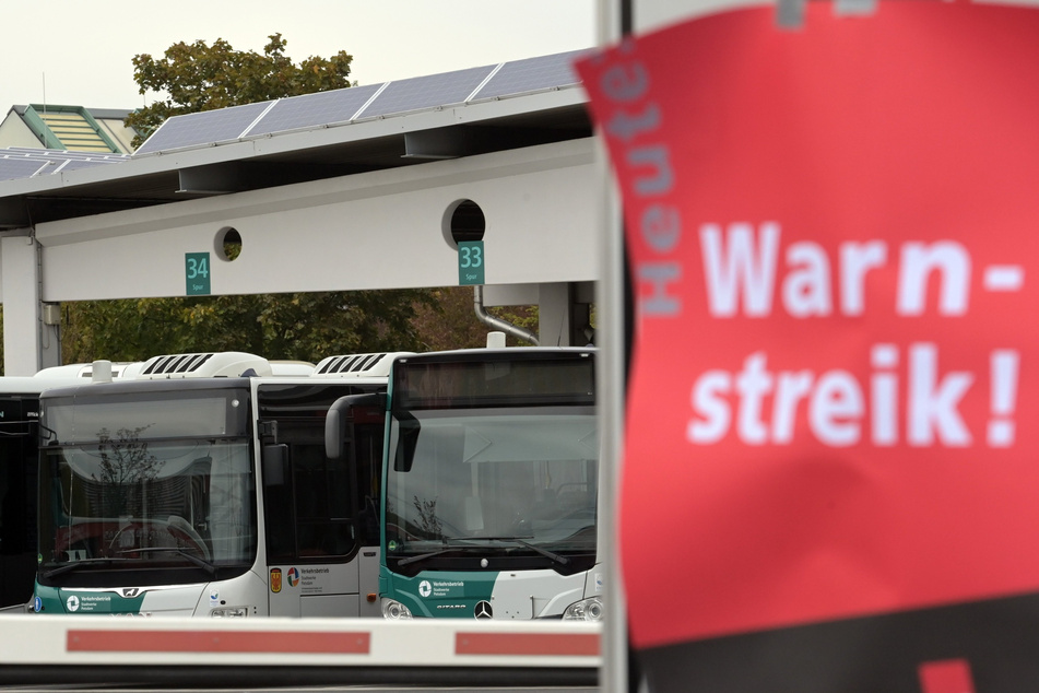 Vor einem Busbetrieb informiert ein Plakat über einen aktuellen Warnstreik. (Symbolfoto)