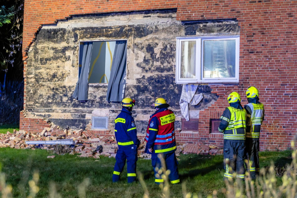 Die Explosion zerstörte einen Teil der Außenmauer.