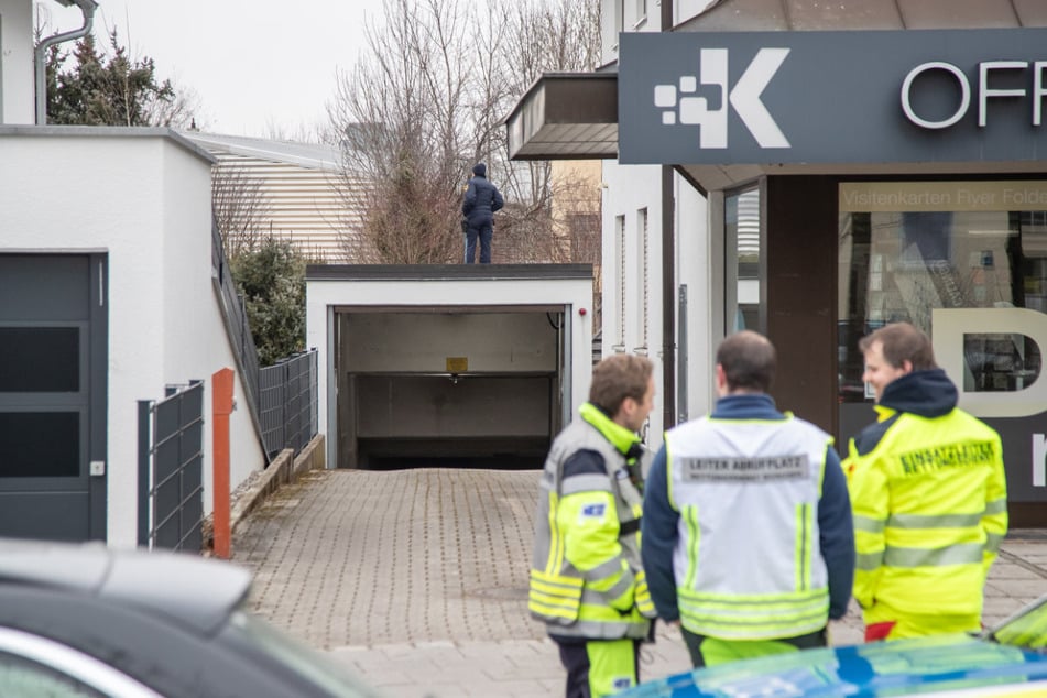 Wie die Polizei mitteilte, stach ein junger Mann am Sonntag mit einem Messer auf seine Eltern ein. Nun ist er in einer Einrichtung untergebracht.