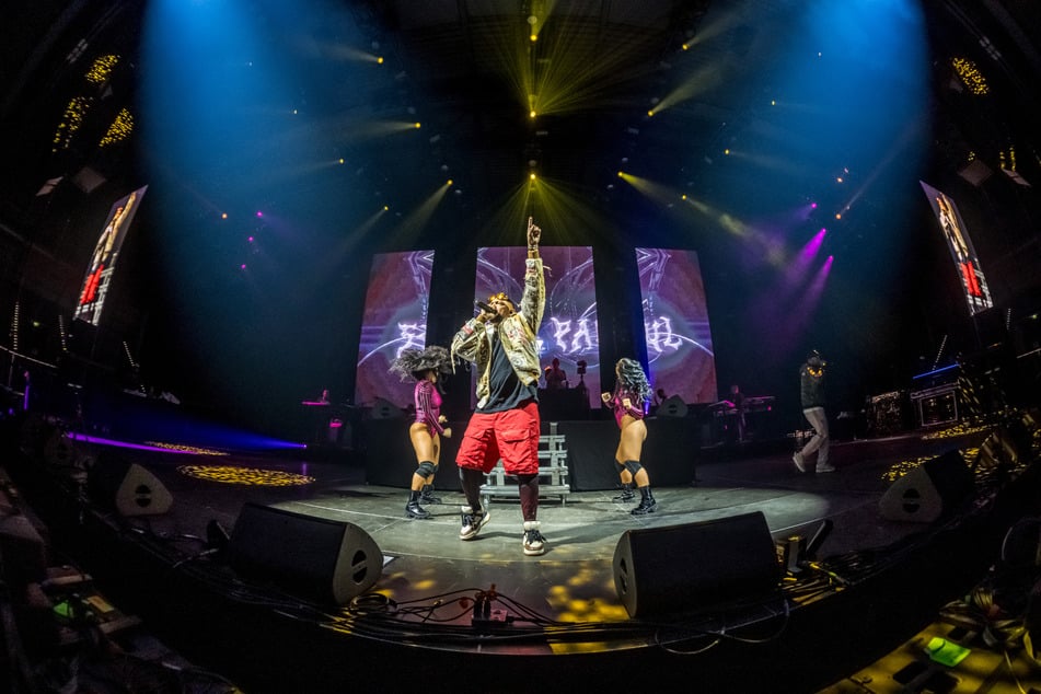 ..und heizte der Arena mit seinen größten Hits wie "Get busy", "Like Glue" und "Temperature" ein.