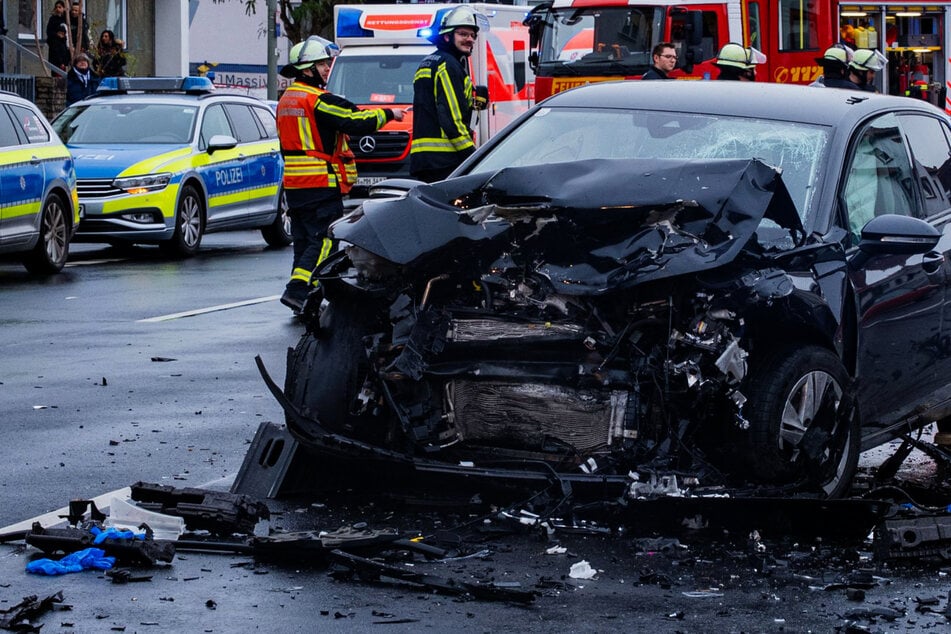 Frontal-Crash mit einer Toten und drei Schwerverletzten - darunter eine Neunjährige