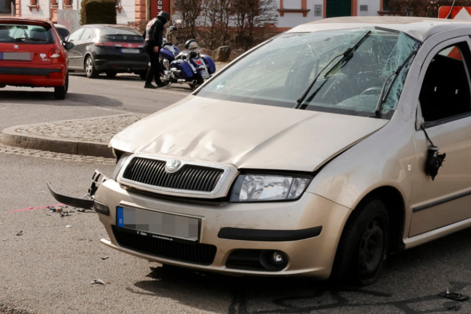 Škoda überschlägt sich in Chemnitz nach Kollision mit Ford