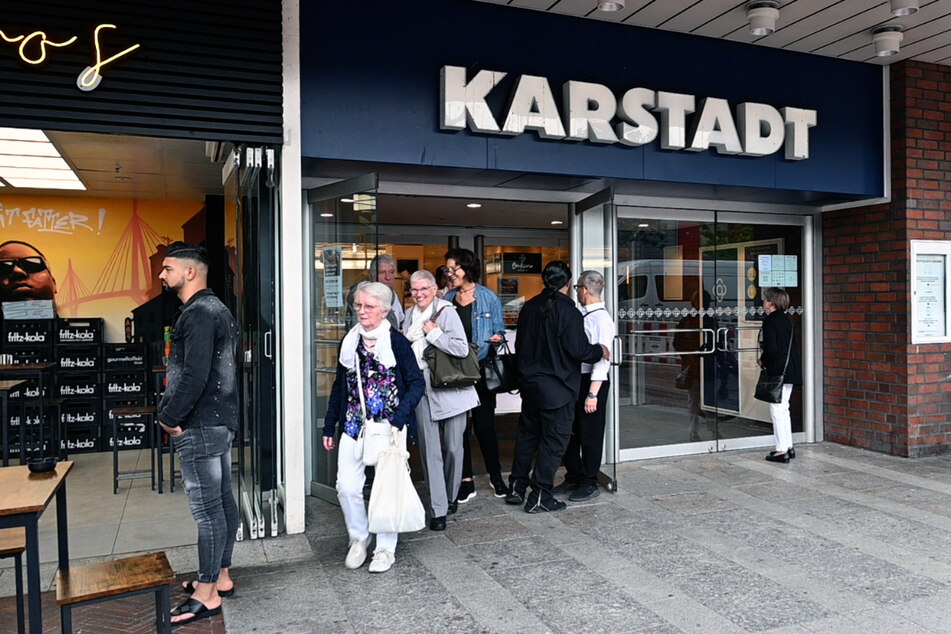 Die letzten Kunden verlassen Karstadt in Harburg, bevor es für immer geschlossen wird.