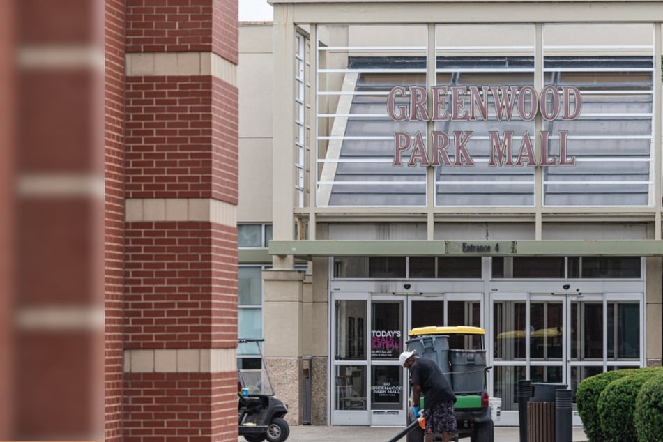 Greenwood Park Mall: mass shooter kills three, stopped by "good Samaritan"