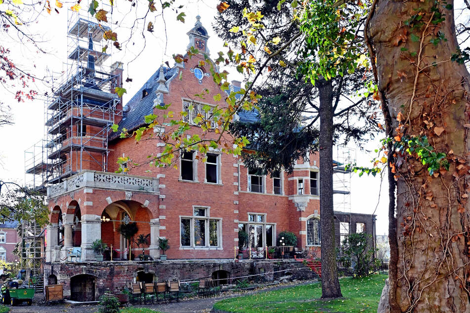 Der Park wurde von Gestrüpp und Wildwuchs befreit, jetzt wird die Villa an der Zinzendorfstraße flottgemacht.