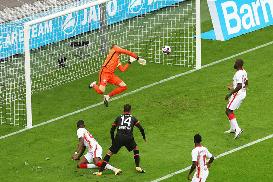 Wahnsinns Rettungstat: Péter Gulácsi konnte einen präzisen Kopfball von Ex-Mitspieler Patrik Schick (#14) aus kurzer Distanz abwehren.